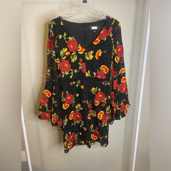 Alexia Admor Dresses & Skirts - Alexia Admor floral embroidered lace dress with bell sleeves